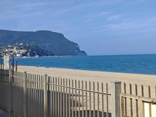 L01 Trilocale fronte mare con spiaggia privata — 4-Star Luxury Hotel in Numana, Italy