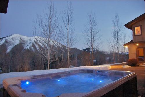 Game Room Outdoor Hot Tub Two Kitchens Perfect For Large Families — Ketchum