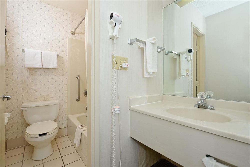 Americas Best Value Inn & Suites Overland Park Kansas City Closed - photo 12