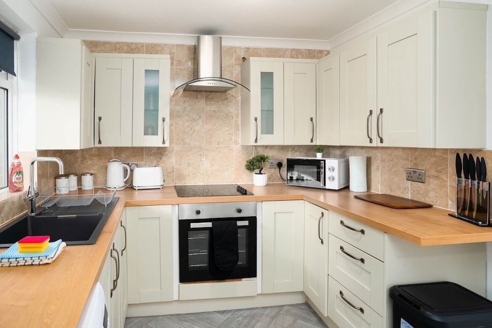 Spacious 3 Bed Free Parking by Holiday Homes — 4-Star Luxury Hotel in Washington, United Kingdom
