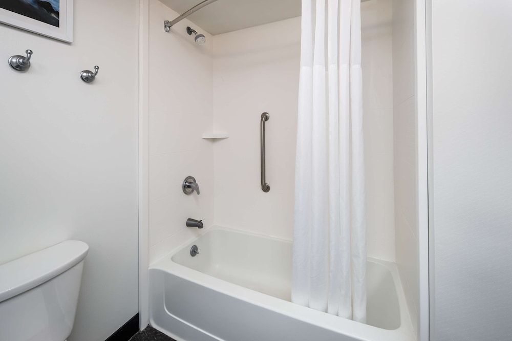 Hampton Inn & Suites Navarre - photo 13