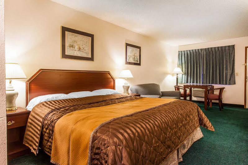 Econo Lodge Everett - photo 17