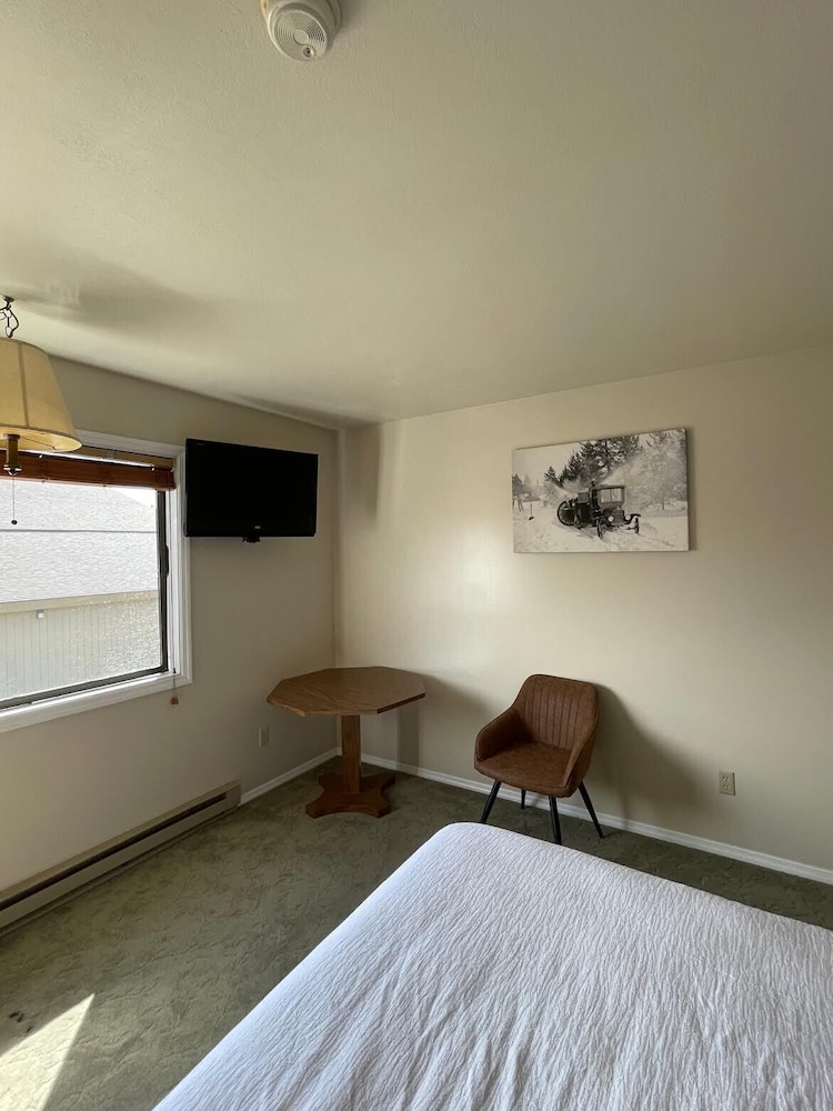 Ho Hum Motel - photo 11