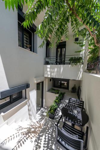 Semi Basement Apartment Asklipiou Cube — 4-Star Luxury Hotel in Kalamata, Greece