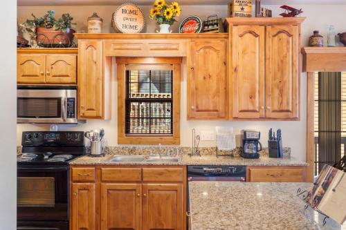 2BR Village At Indian Point 1605 near SDC Free Tickets Daily up to 500 in Branson, United States