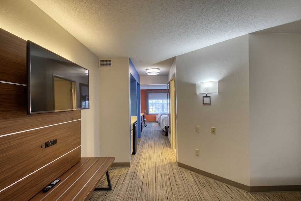 Holiday Inn Express Hotel & Suites Oshkosh by IHG - photo 35