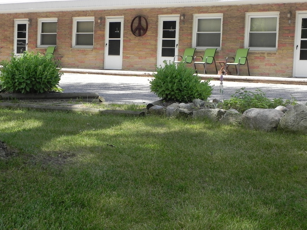 The Triangle Motel - photo 24