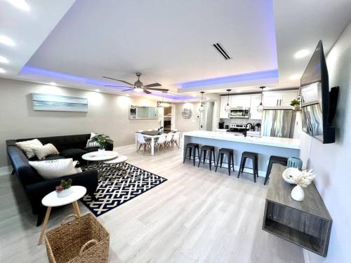 1 Block from the Beach 2BR 2BA Newly Renovated — 4-Star Luxury Hotel in Fort Lauderdale, United States