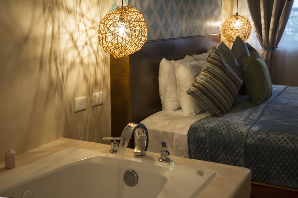 Jetted tub