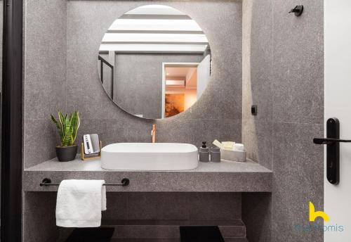 Urban Views Modern Apartment In The Heart of Athens — 4-Star Luxury Hotel in Athens, Greece