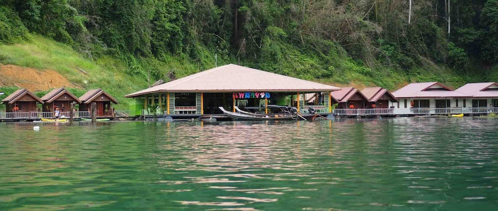 Saichol Floating Resort - carbon neutral hotel in Surat Thani