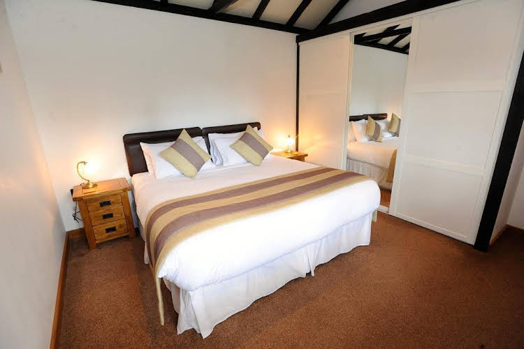 Hill Top Farm Lodges — Chertsey — photo 3