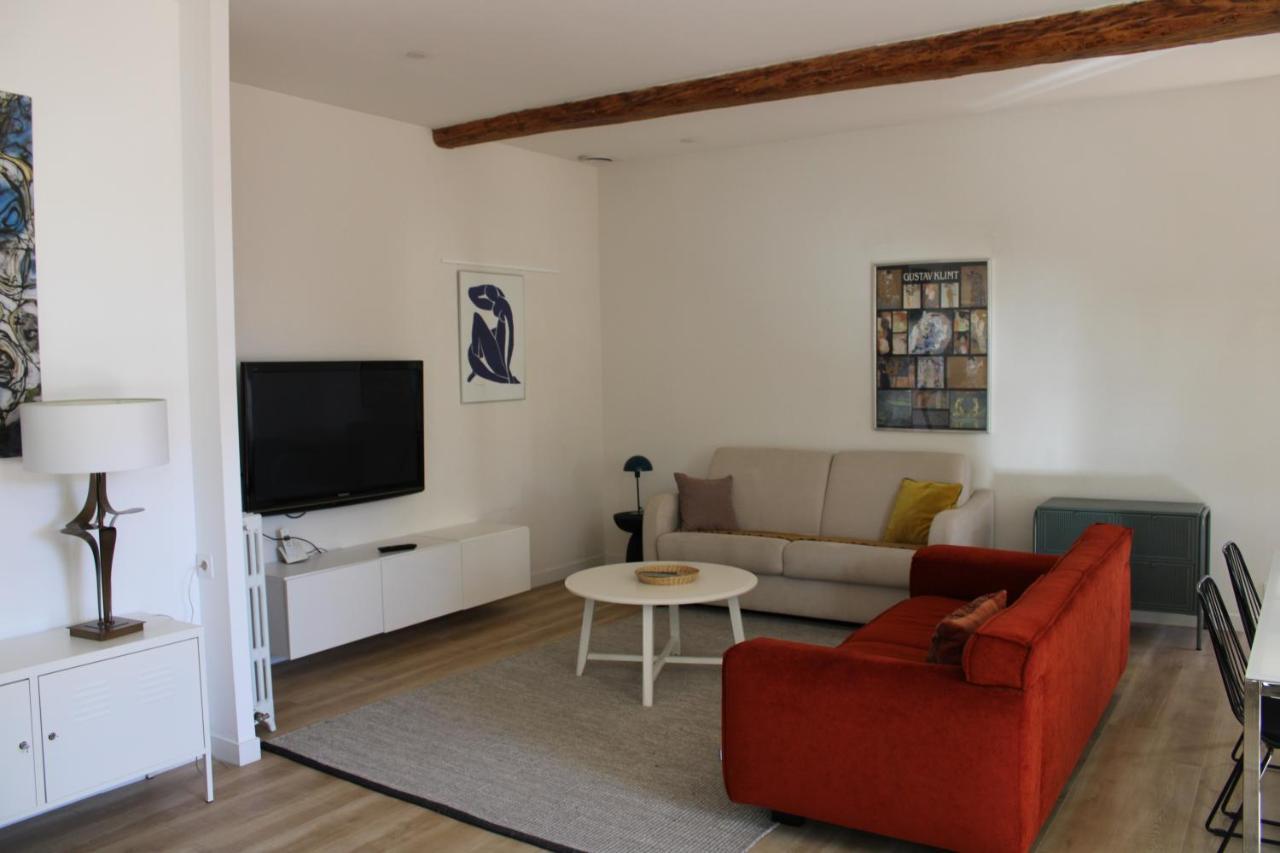 Maison Chaleureuse Avec Grande Terrasse — 4-Star Luxury Hotel in Nimes, France