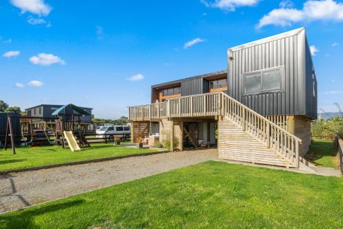 Beachside Sanctuary Otaki Beach Holiday Home — 4-Star Luxury Hotel in Otaki, New Zealand