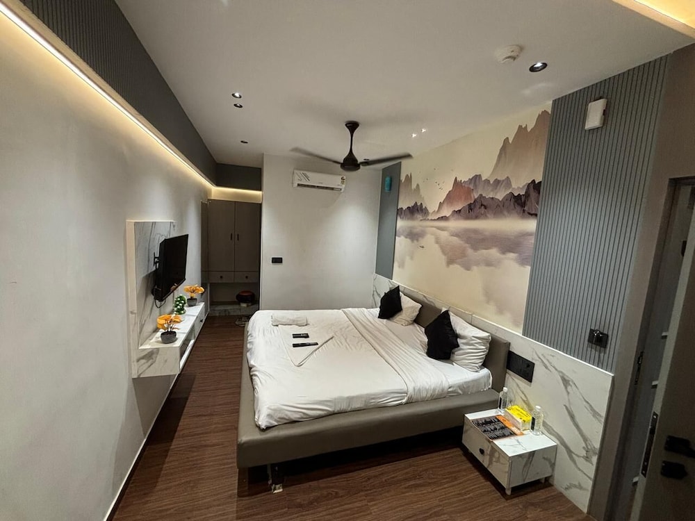 V Love Hotel — Surat — photo 4