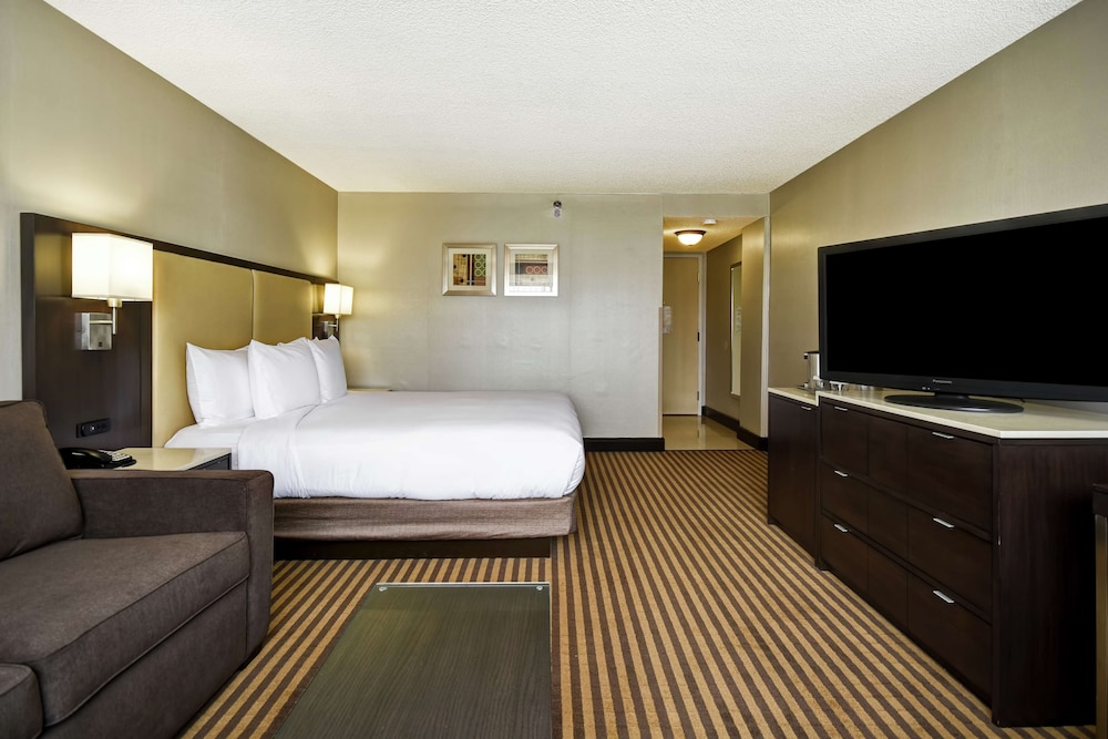 DoubleTree by Hilton Hotel Pleasanton at the Club - photo 14