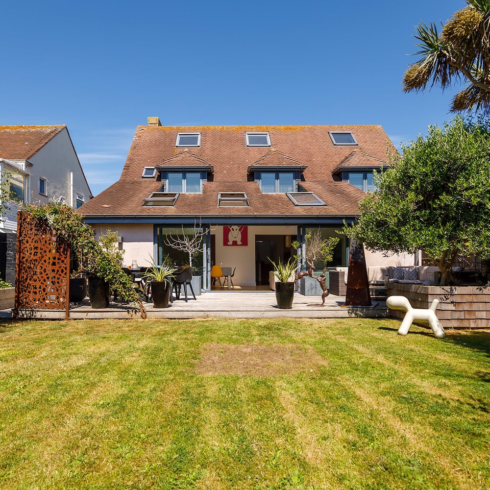 Gorgeous home for 12 Walk to Beach Sea View — 4-Star Luxury Hotel in Chichester, United Kingdom