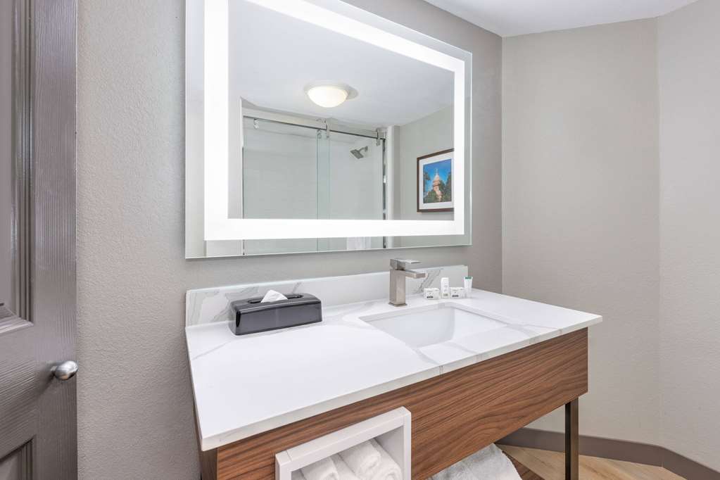 La Quinta Inn & Suites by Wyndham Dallas DFW Airport North - photo 33