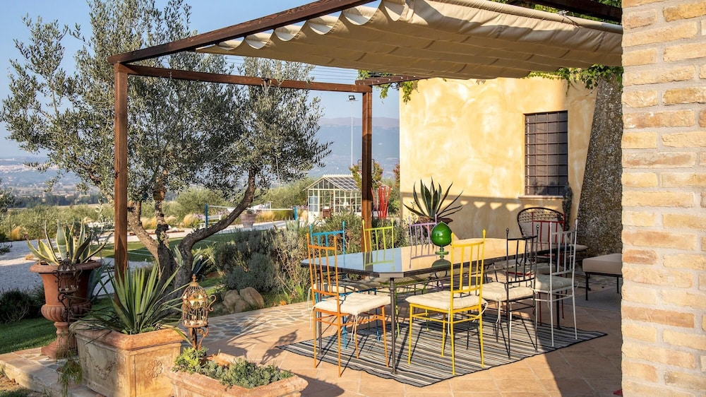 Casale Santa Lucia 8 2 — 4-Star Luxury Hotel in Bettona, Italy