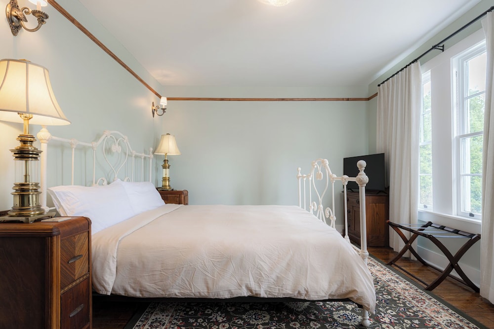 The NuWray Hotel & Carriage House - photo 24