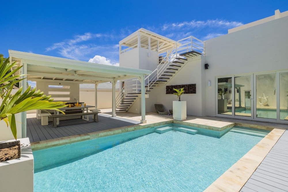 4 4 5 Rooftoppoolpingponggazebonear Ritz Beach in Noord, Aruba