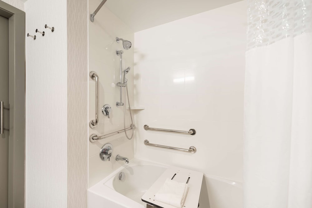 Hampton Inn & Suites Miami Wynwood Design District - photo 28