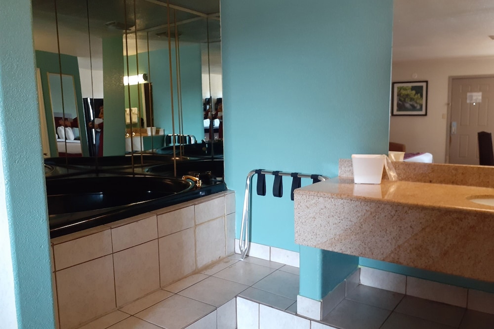 Howard Johnson Inn Salina Kansas - photo 21