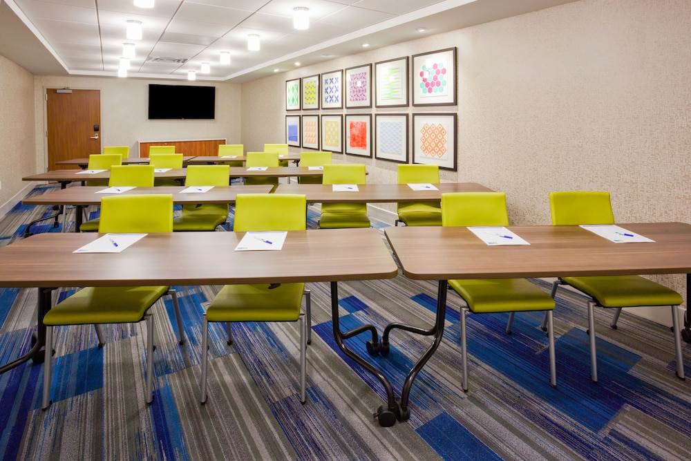 Holiday Inn Express & Suites Des Moines Downtown by IHG - photo 44