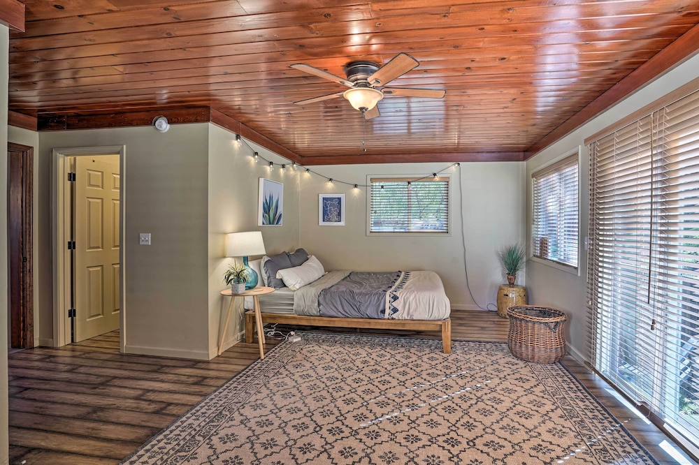 Waterfront Clearlake Retreat w Dock & Kayaks — hotel in Clearlake