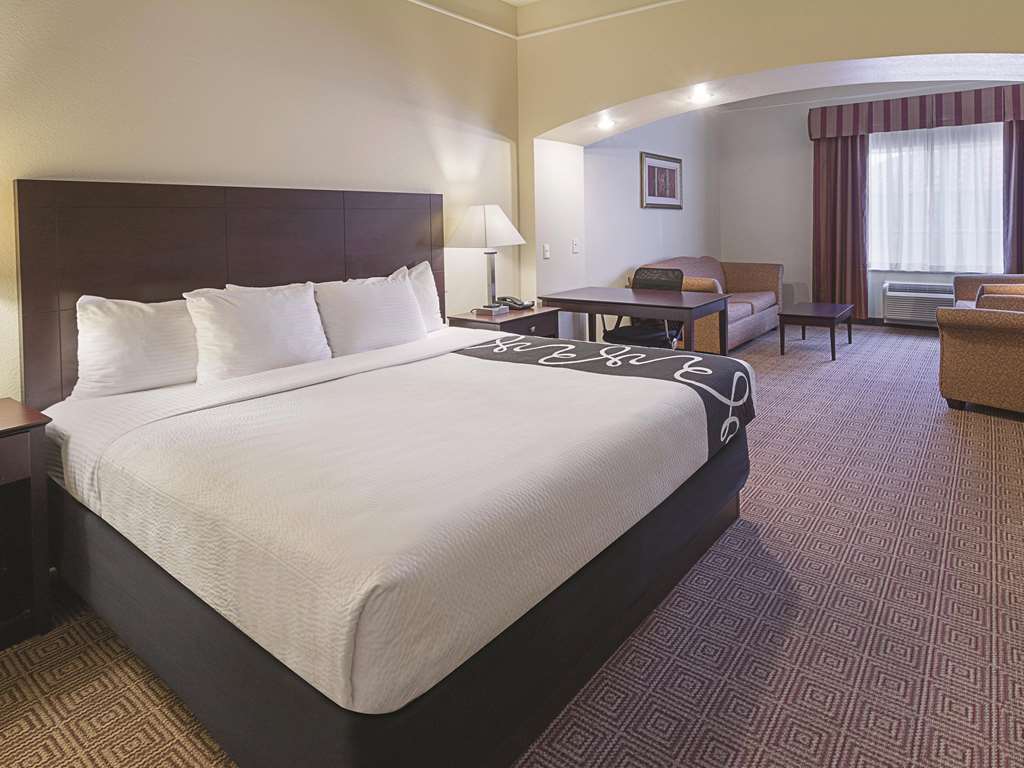La Quinta Inn & Suites by Wyndham Waxahachie - photo 9