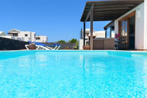 Hipoclub Villas Aguamarina 29 — 4-Star Luxury Hotel in Playa Blanca, Spain