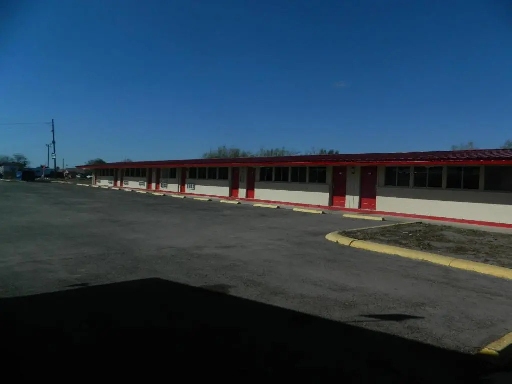 La Plaza Inn & Suites - photo 5