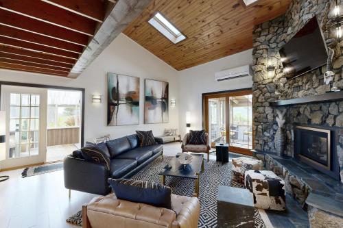 Twisted Rose Cabin — 4-Star Luxury Hotel in Sturgis, United States