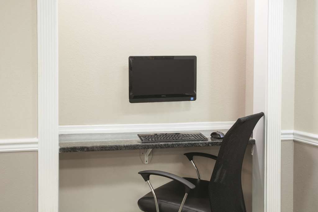 La Quinta Inn & Suites by Wyndham Fort Walton Beach - photo 36