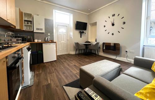 Ground Floor City Centre Apartment Sky Sports & TNT Sports Superfast WiFi 3 beds 2pm Check in Long Stays Welcome — 4-Star Luxury Hotel in Perth, United Kingdom