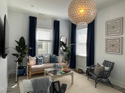 New Stylish 1900s Renovated Duplex Apartment Building Near Forsyth & River St — 4-Star Luxury Hotel in Savannah, United States