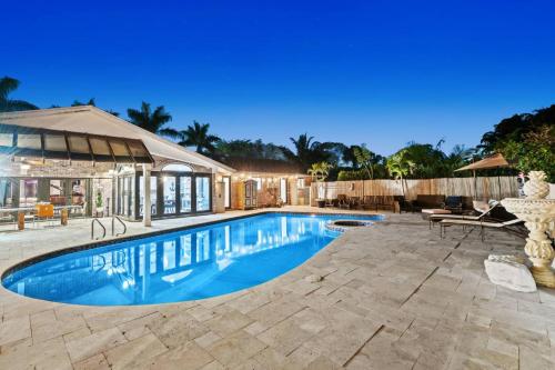 The Creek Resort Revamped Chic 4BR Haven with Massive Pool Hot Tub and Outdoor Space — hotel in Coconut Creek