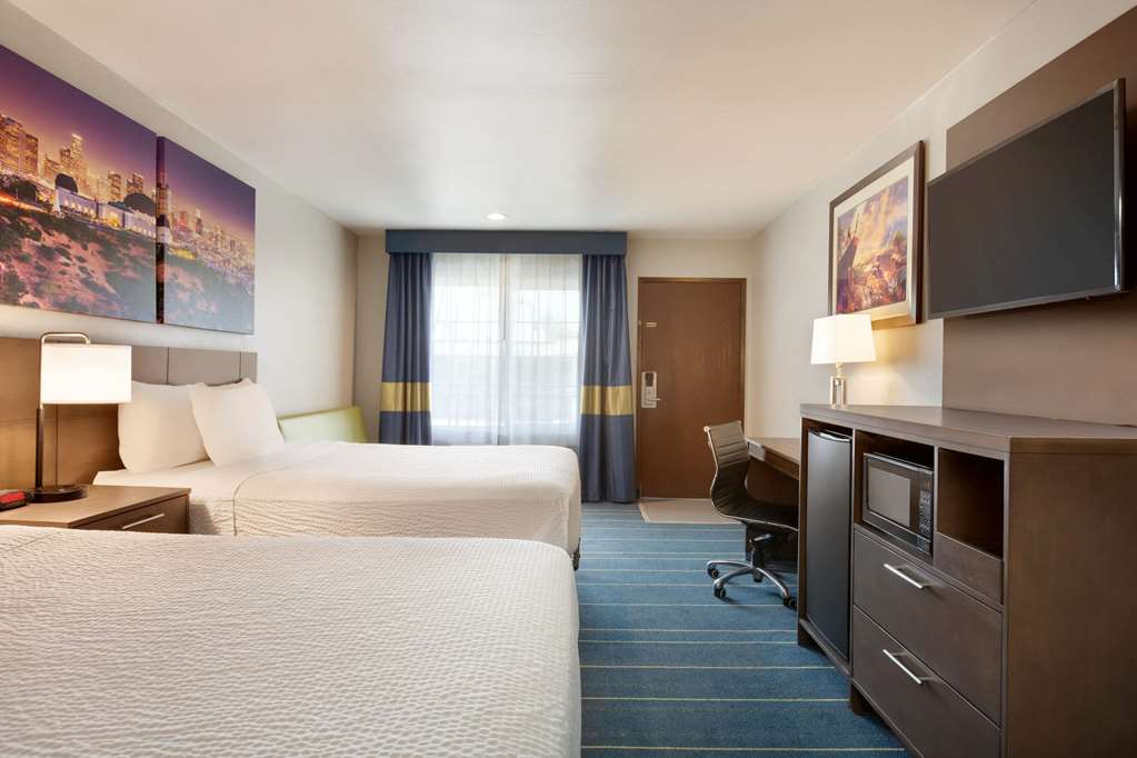 Days Inn & Suites by Wyndham Anaheim At Disneyland Park - photo 11