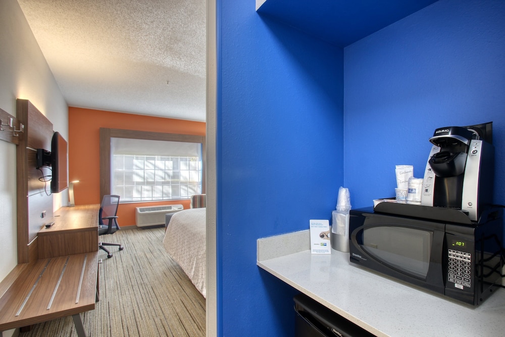 Holiday Inn Express Hotel & Suites Oshkosh by IHG - photo 26