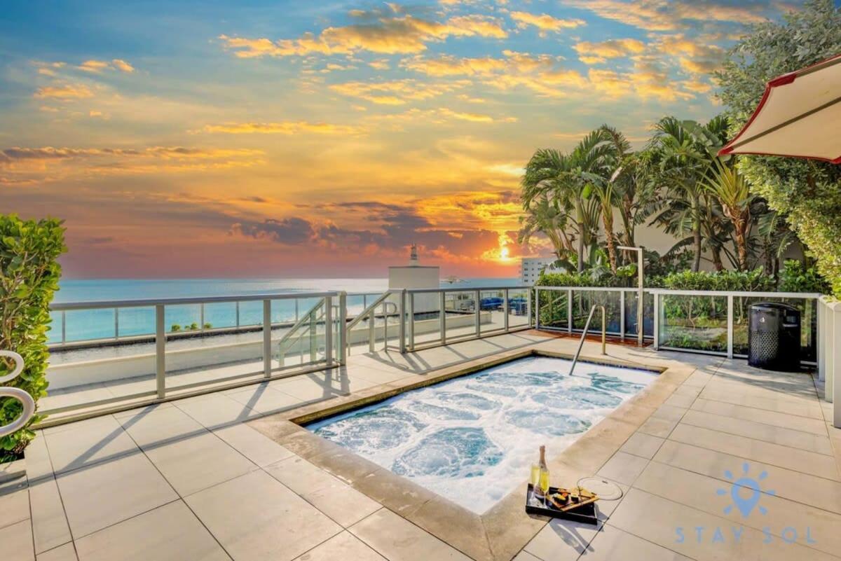 Rooftop Pool Broad walk & Near Beach — 4-Star Luxury Hotel in Hollywood, United States