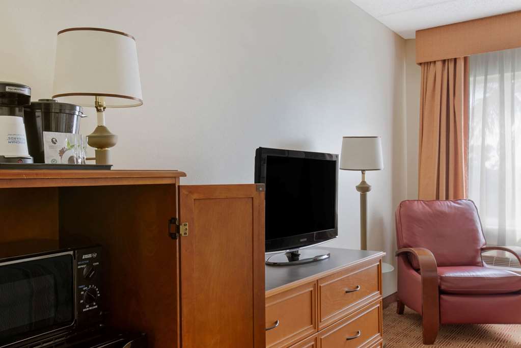 La Quinta Inn & Suites by Wyndham Sawgrass - photo 13