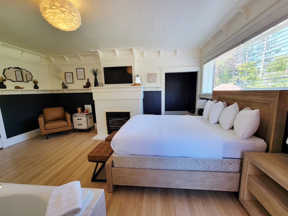 Historic GG Barnum Mansion by Heirloom Boutique Collection - photo 42