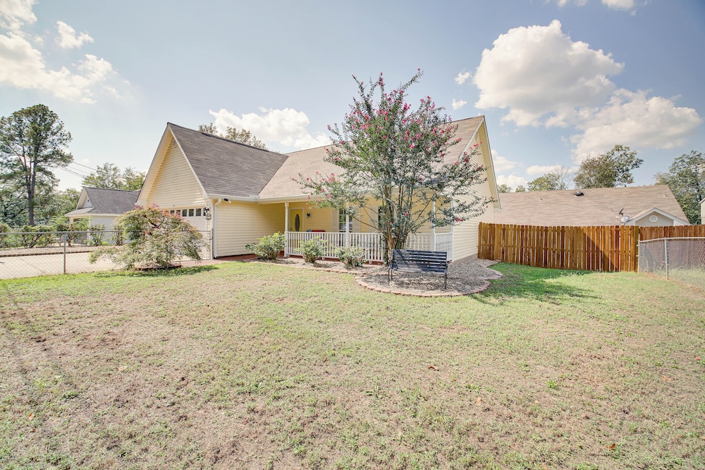 Hot Springs Getaway with Deck 8 Mi to Downtown in Hot Springs, United States