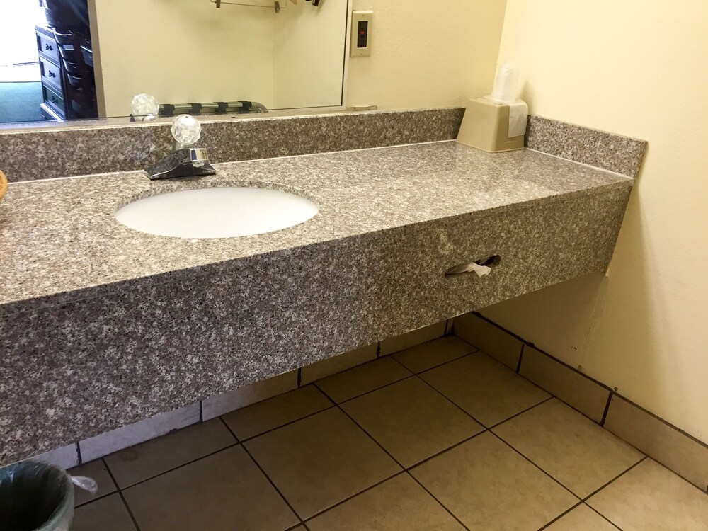 Motel 6 Calera - photo 18