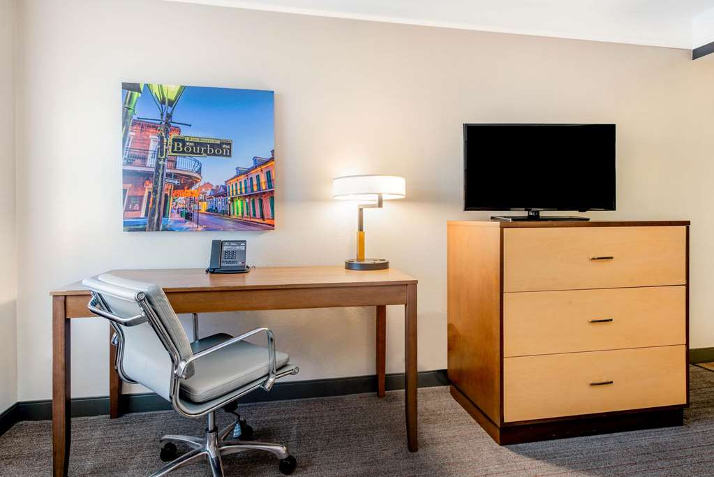 La Quinta Inn & Suites by Wyndham New Orleans Downtown - photo 45