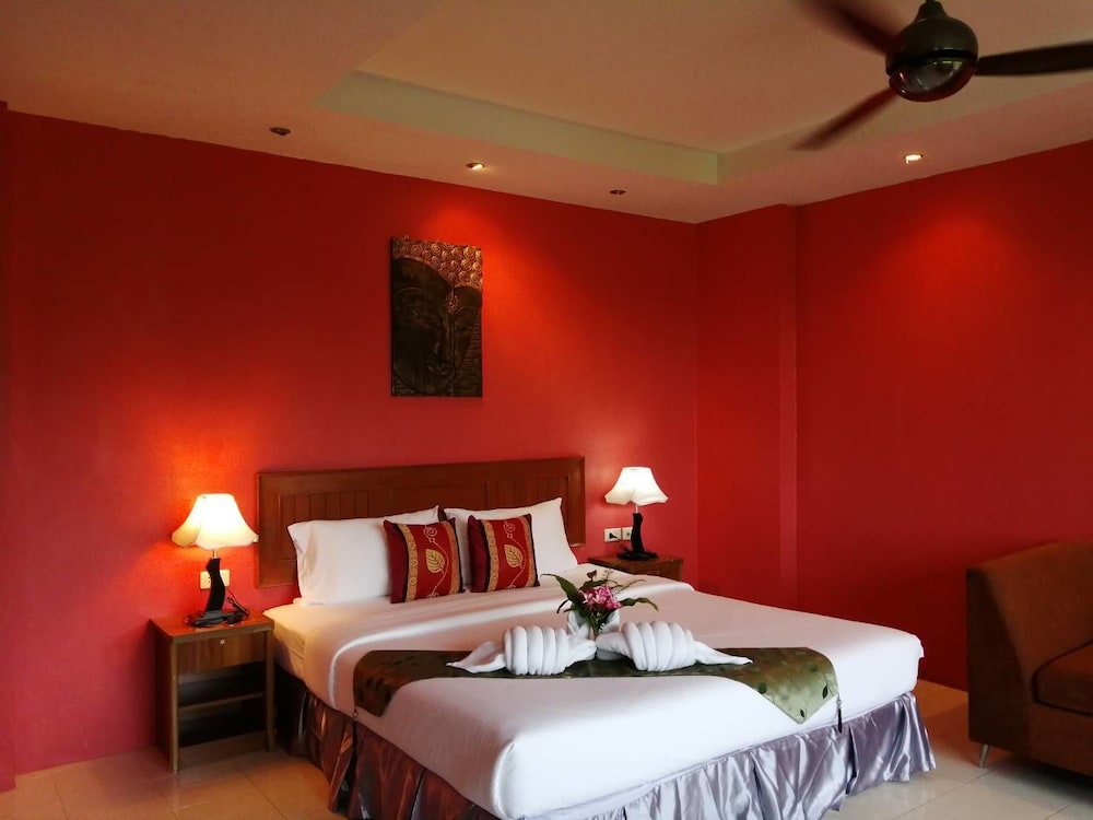Baan Chayna Lounge Resort - last minute hotel in Phuket