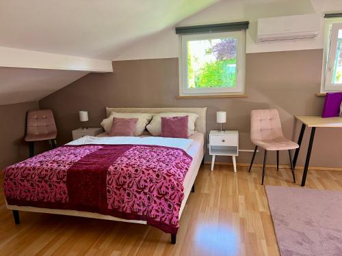 Room with a Skylight gemütliches Zimmer zwischen München und Rosenheim - carbon neutral hotel in Unknown City