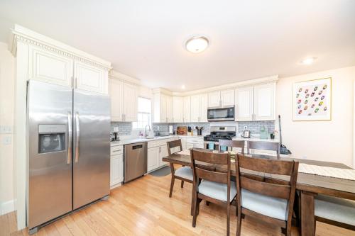 39 3BR Quincy Stunning Townhouse near Adams — 4-Star Luxury Hotel in Quincy, United States