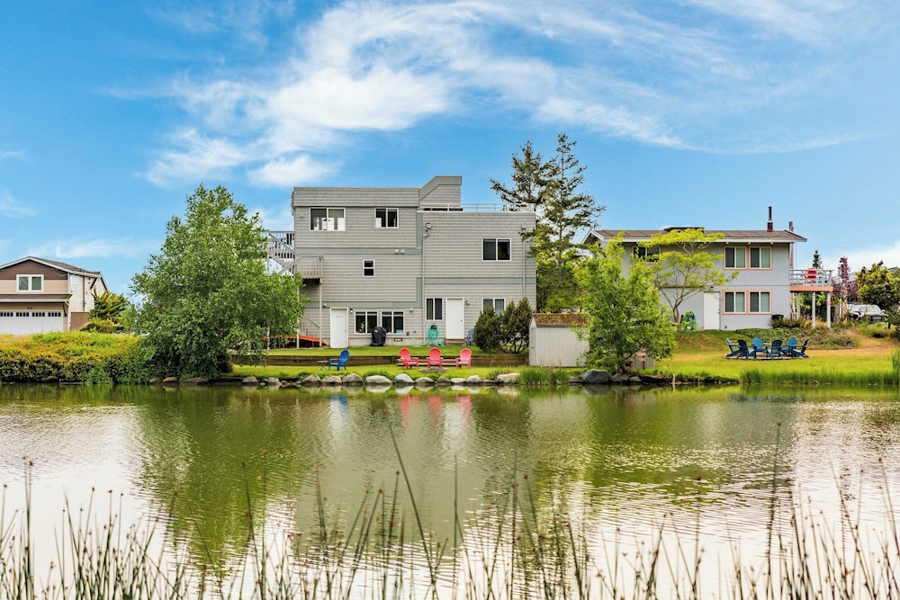 Beach Lookout Retreat by AvantStay Rooftop Views in Coupeville, United States