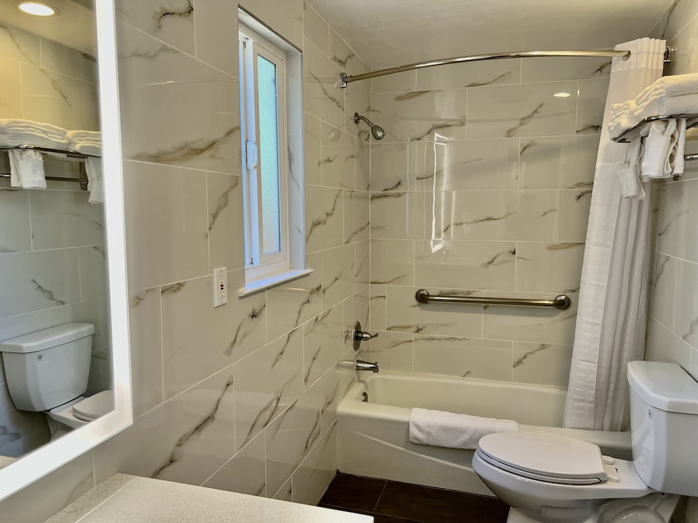 Aura Inn Monterey - photo 101